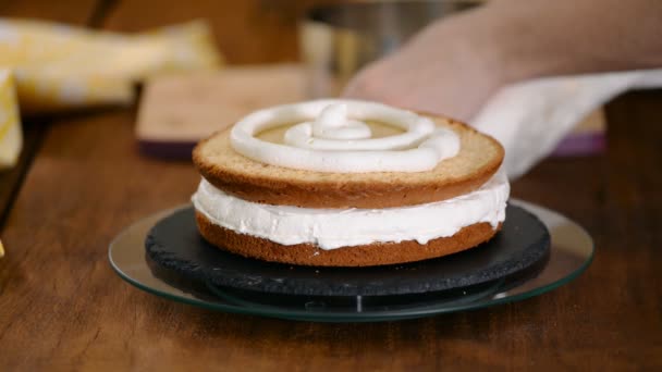 Faire du gâteau dans la cuisine. Concept de cuisson à domicile . — Video