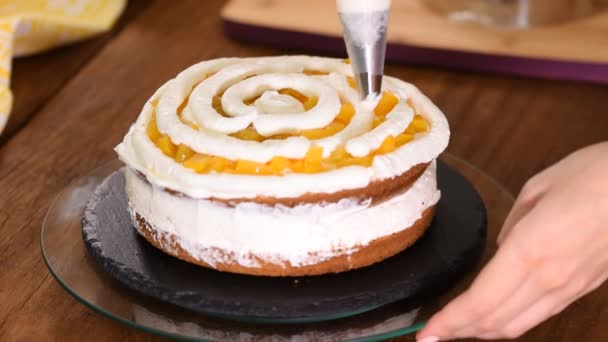 Une femme qui fait un gâteau à la pêche. Aliments sucrés . — Video