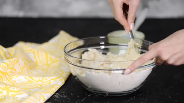 Руки месить печенье тесто на кухне . — стоковое видео