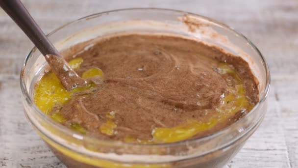 Hacer masa de pastel de chocolate. Verter mantequilla derretida en la masa . — Vídeo de stock