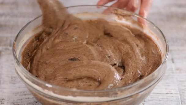 Manos femeninas mezclando masa de chocolate para pastel. Aplausos. . — Vídeo de stock