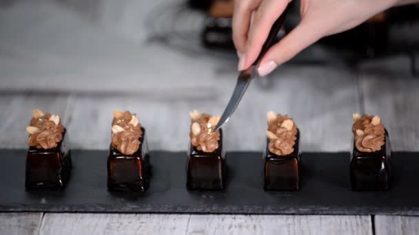 Francia mousse sütemények. Mogyoró desszert díszítő arany levél. — Stock videók