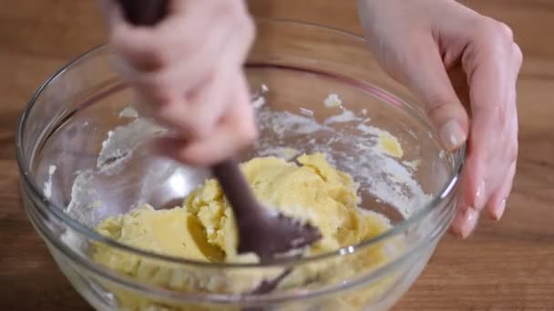 Vrouw die werkt met deeg, zelfgemaakte koekjes maakt. — Stockvideo