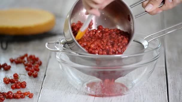 Vörös ribizli lekvárt főzök vörös ribizliből. Édes természetes házi cukor. — Stock videók