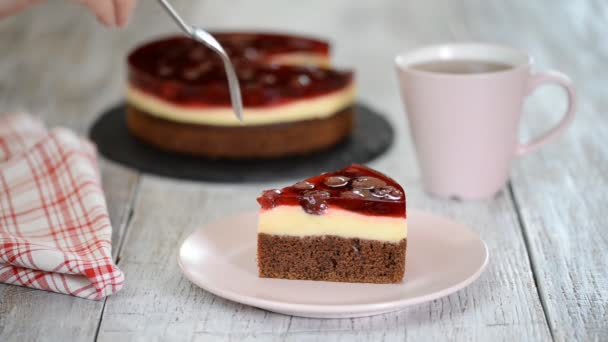 Primer plano de la mujer comiendo pastel de chocolate con jalea de cereza . — Vídeos de Stock