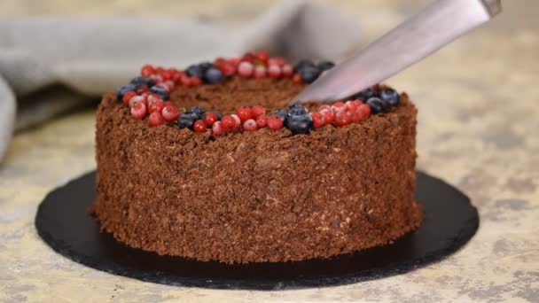 Frau schneidet mit Messer russischen Schokoladenkuchen Napoleon. Schokolade Napoleon Kuchen aus Blätterteig mit Beeren — Stockvideo