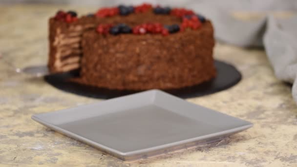 Torta napoleonica al cioccolato francese di pasta sfoglia con bacche su un piatto primo piano . — Video Stock