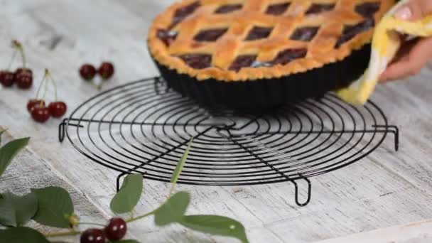 Tarte aux cerises maison sur fond rustique . — Video