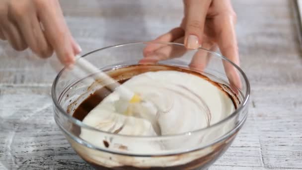 El proceso de hacer mousse de chocolate. Alimento dulce . — Vídeo de stock