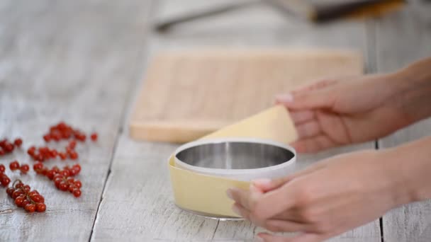 Vrouwelijke handen maken witte chocolade decor voor taart. — Stockvideo