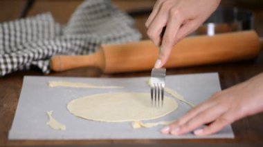 Mangırı çatalla delmek. Kek katmanları yapıyorum.