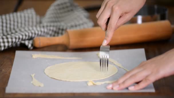 Pricking dough with fork. Making cake layers — 비디오