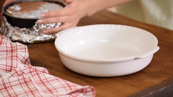 El concepto de cocinar. Mujer haciendo sabroso pastel de queso chocolate . — Vídeo de stock