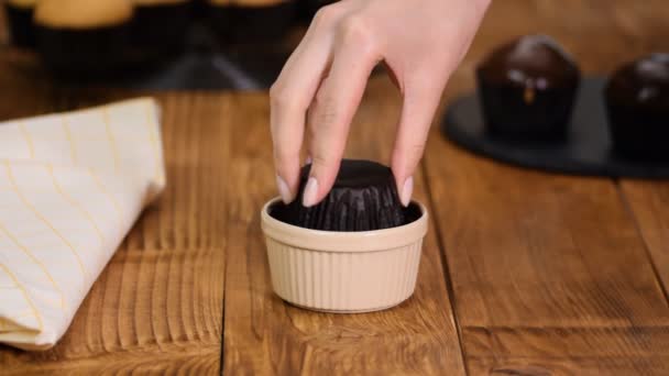 Покрытие свежеиспеченного кекса с жидким шоколадным соусом . — стоковое видео