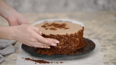 Çikolatalı keki ekmek kırıntılarıyla serpiyorum. Napolyon pastasını ekmek kırıntılarıyla kaplamak. Yemek pişirme süreci, yemek tarifleri....