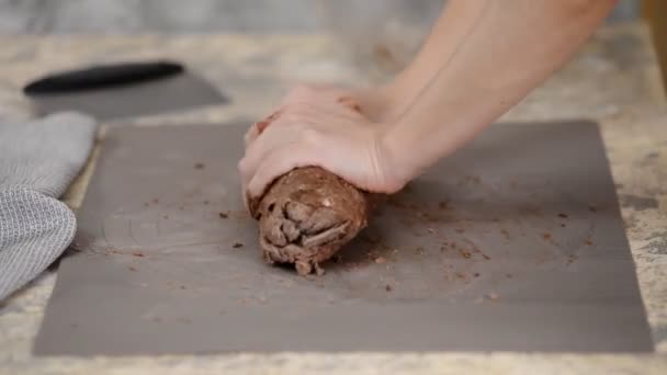 Close up de mãos femininas amassar massa de chocolate cru em casa para bolo . — Vídeo de Stock