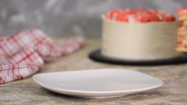 Ciasto wiśniowe w plasterkach z kwaśną śmietaną na talerzu, zbliżenie. Deser imprezowy — Wideo stockowe