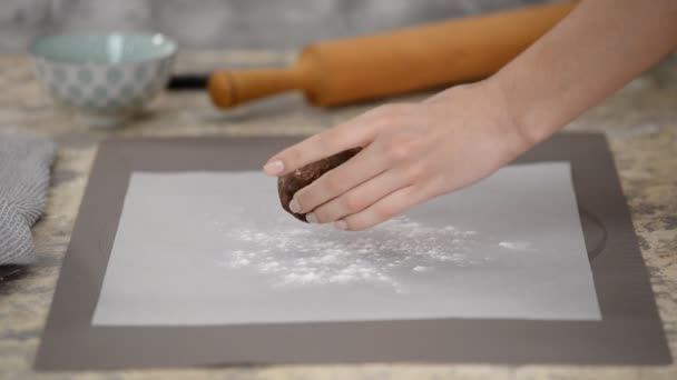 Γυρίζουμε ζύμη με γύρο. Φτιάχνοντας κέικ σοκολάτας με κρέμα. Σειρά. — Αρχείο Βίντεο
