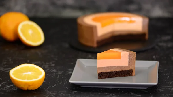 Pièce de gâteau à la mousse orange chocolat français . — Photo