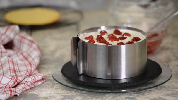 Der Prozess, einen Kuchen zu backen. Koch macht Schichtkuchen mit Kirschfüllung und saurer Sahne. Serie — Stockvideo