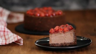 Çikolatalı cheesecake bir parça yeme.