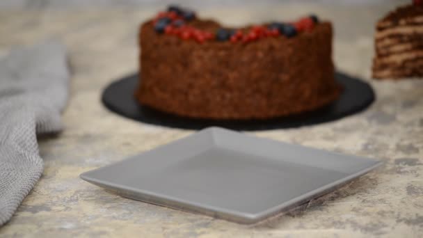 Torta napoleonica al cioccolato francese di pasta sfoglia con bacche su un piatto primo piano . — Video Stock