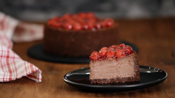 Eten stukje chocolade cheesecake. — Stockvideo