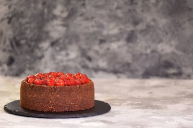 Kiraz soslu ev yapımı lezzetli çikolatalı cheesecake..