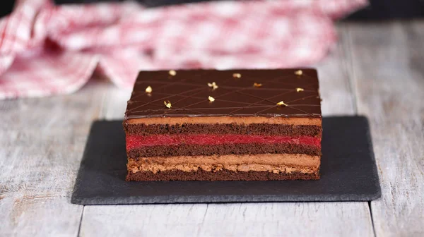 Kirazlı modern çikolatalı kremalı pasta. Lezzetli çikolatalı vişneli pasta.