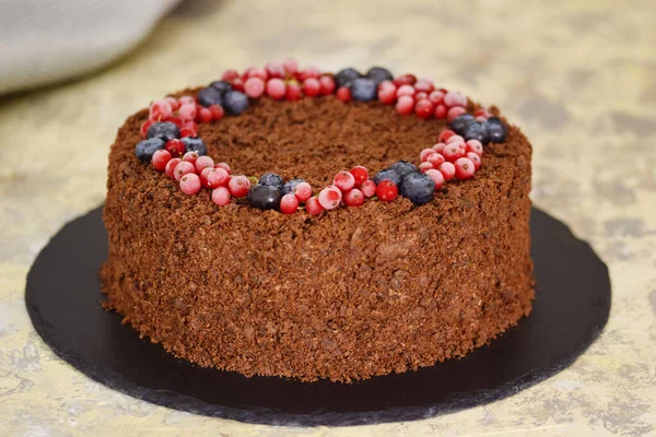 Kue coklat Rusia Napoleon Dengan Berries Dan ditaburi Dengan Remah-remah. — Stok Foto