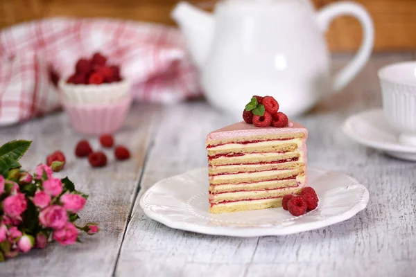 Dilimlenmiş Kremalı Meyveli Kek. Ahududulu Kek.