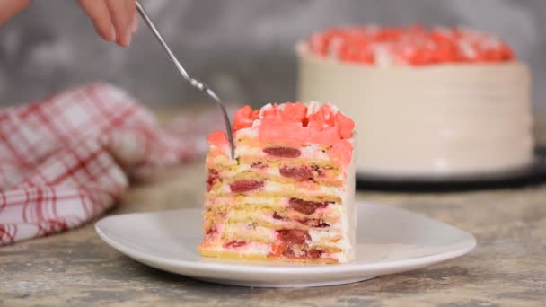 Comer um pedaço de bolo de cereja com creme azedo, close-up . — Vídeo de Stock