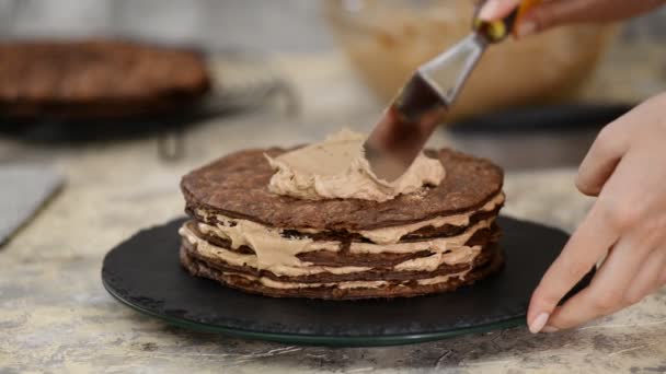 Koch macht Schokoladenschicht Napoleonkuchen. Russischer Schokoladenkuchen Napoleon. — Stockvideo