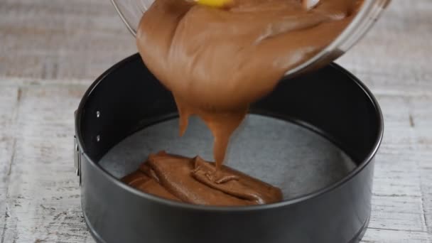 Pastel de masa verter en bandeja para hornear. Concepto casero de la hornada . — Vídeo de stock