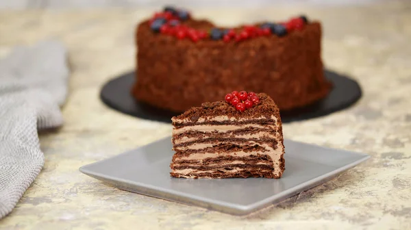 Bucată de ciocolată franceză Napoleon tort de patiserie cu puf cu cremă . — Fotografie, imagine de stoc