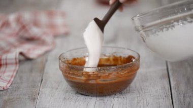 Çikolatalı Mousse yapma süreci. Tatlı yemek..