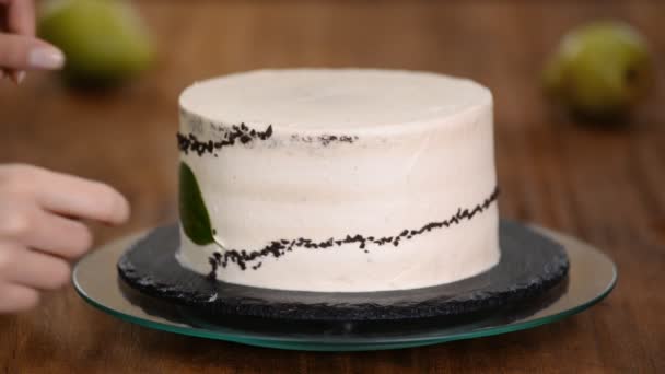 Cukiernik dekoruje ciasto czekoladowe. Koncepcja domowego ciasta, ciasta gotowania. — Wideo stockowe