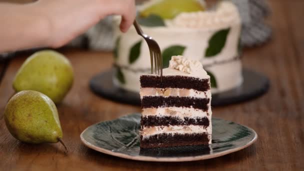 Comer um pedaço de bolo de chocolate delicioso com recheio de pêra . — Vídeo de Stock