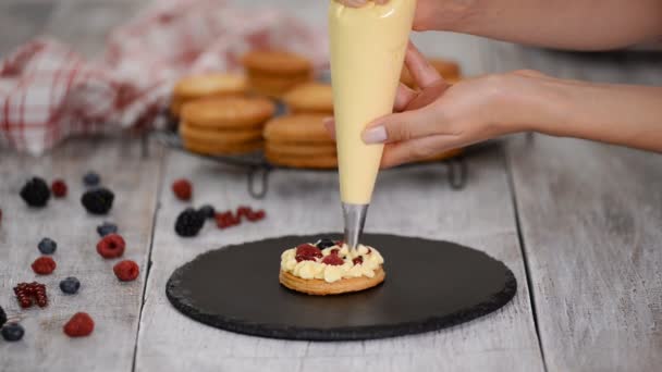 Pastelero haciendo francés Mille Feuille con natillas y bayas. Millefeuille postre francés de hojaldre y crema de natillas . — Vídeos de Stock