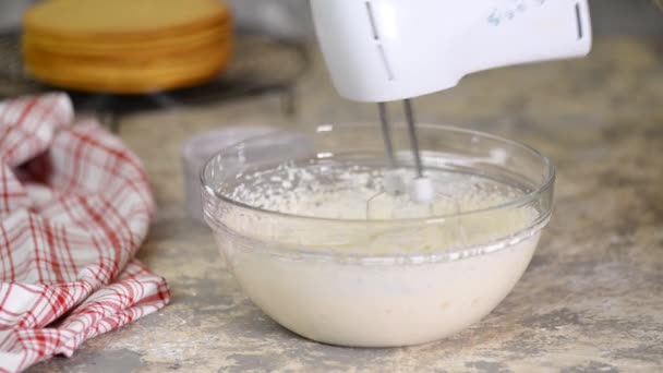 ケーキのための女性ホイップクリーム. — ストック動画