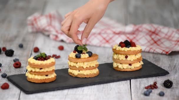 Sobremesa francesa millefeuille de massa folhada e creme de creme . — Vídeo de Stock