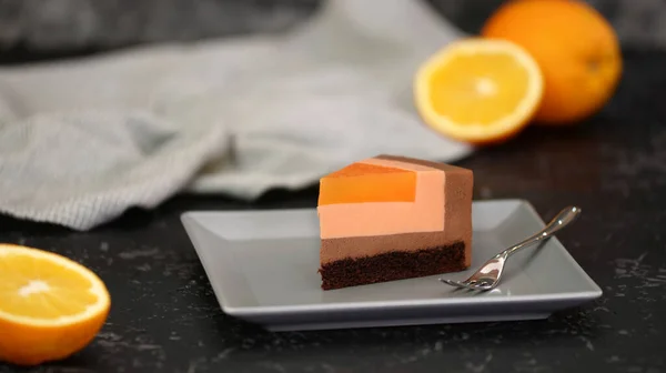 Stuk Franse chocolade Oranje Mousse Cake. — Stockfoto