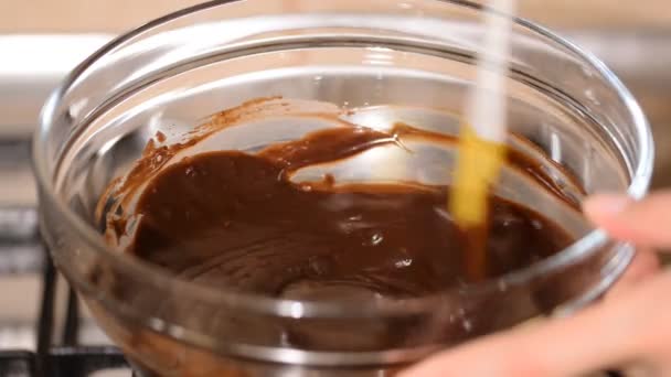Evdeki bir su banyosunda çikolata eritme sürecinin en iyi görüntüsü.. — Stok video