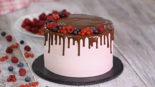 Pastry chef decorates a cake with berries. — Stock Video