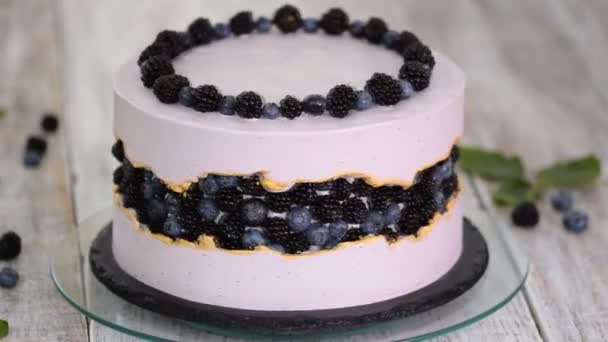 Purple beautiful cake decorated with berries, blackberries and blueberries on top. — Stock Video
