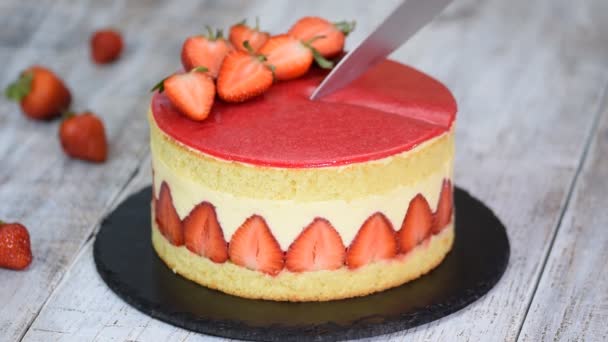 Kvinnliga händer skär Strawberry Fraisier tårta. — Stockvideo