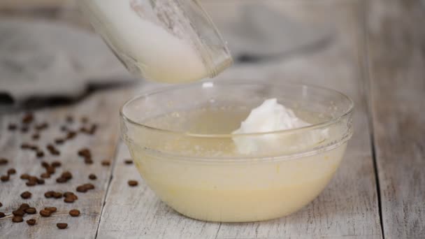 Plegando claras de huevo batidas en masa. Mezclar ingredientes para hacer la masa de pastel . — Vídeo de stock