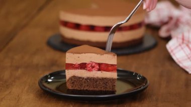 Lezzetli çikolatalı kremalı pasta yiyen bir kadın. Ahududulu reçelli..