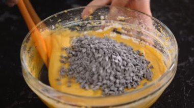 Kek hamuruyla kaseye çikolata parçaları ekliyorum. Ev yapımı..