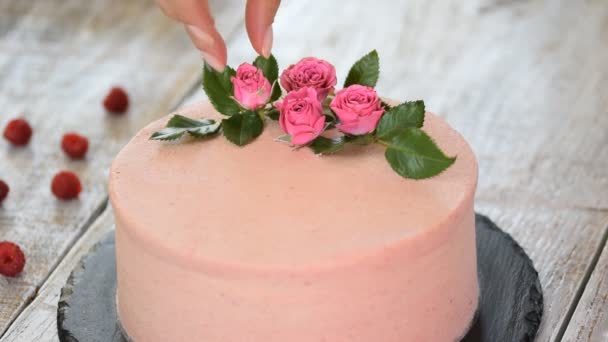 Banketbakker decoreert roze taart met rozen. Serie. — Stockvideo